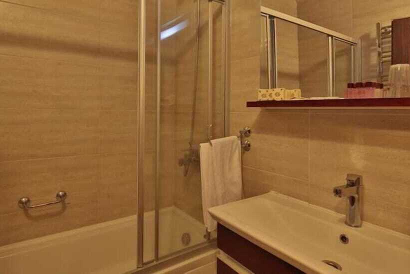 스탠다드 트리플 룸, Burcu Kaya