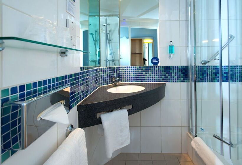 חדר סטנדרט מותאם לאדם עם מוגבלויות, Holiday Inn Express Stevenage, An Ihg