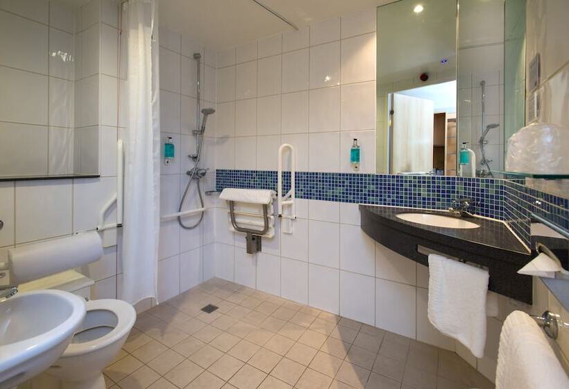 חדר סטנדרט מותאם לאדם עם מוגבלויות, Holiday Inn Express Stevenage, An Ihg