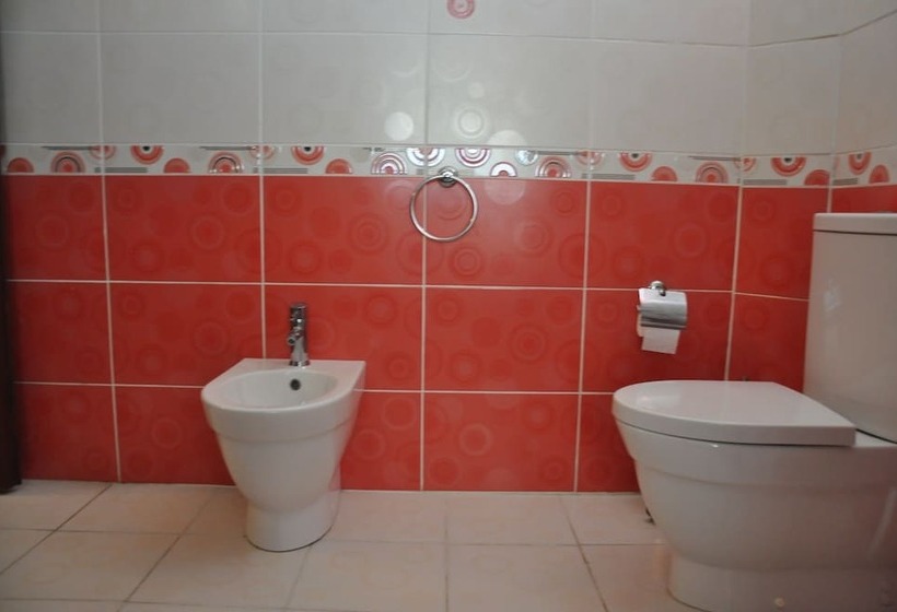 Camera Tripla Standard, Lunay