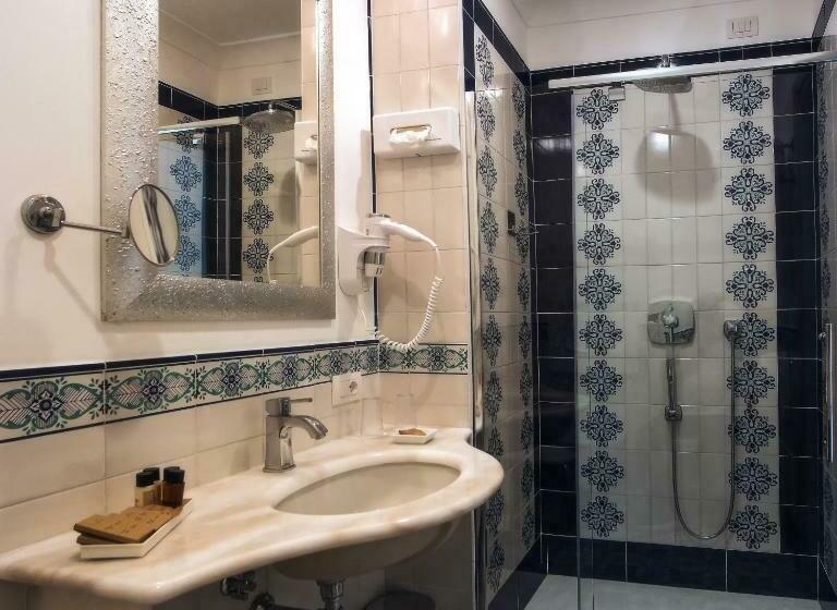 带大床的高级房间, Montemare