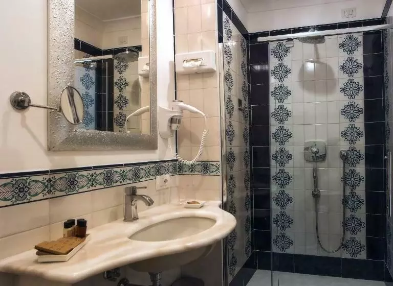 اتاق سوپریور با تخت بزرگ, Montemare