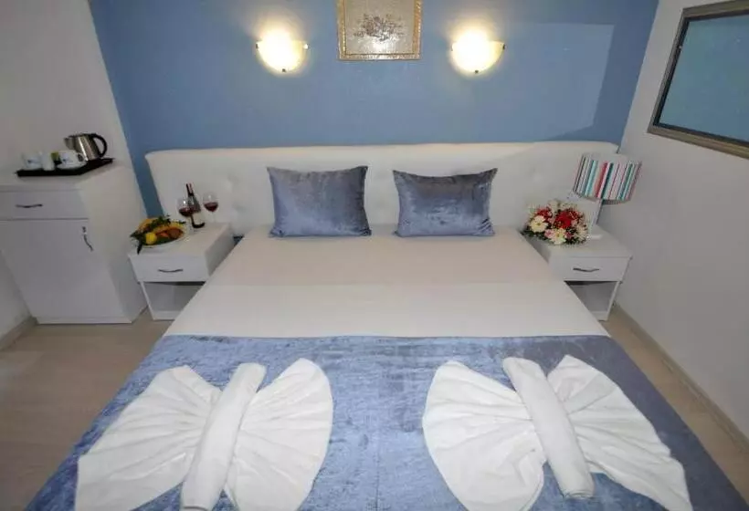 Perhehuone, Navy