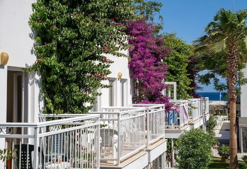 Perhehuone, Petunya Beach Resort