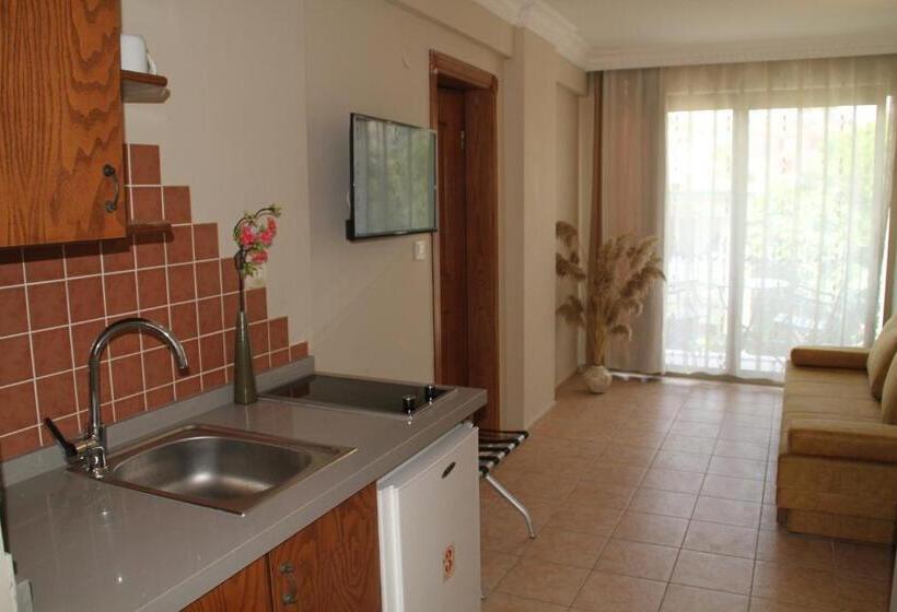 Люкс Вид на Сад, Rosy Suites