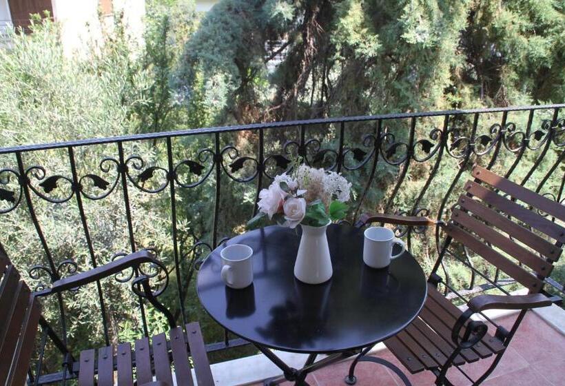 Люкс Вид на Сад, Rosy Suites