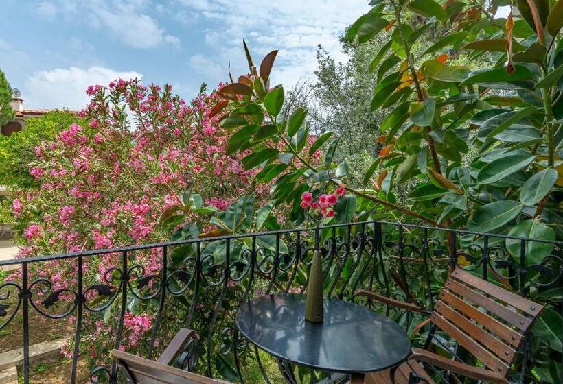 Люкс Вид на Сад, Rosy Suites