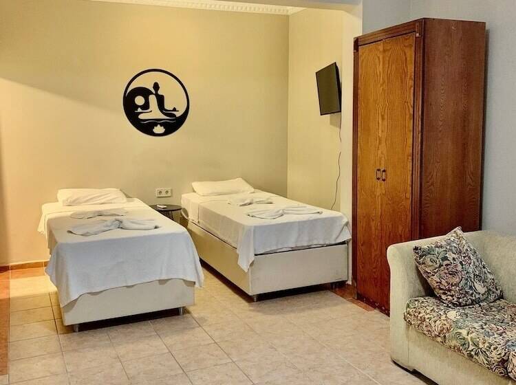 Студио Стандарт Вид на Сад, Rosy Suites