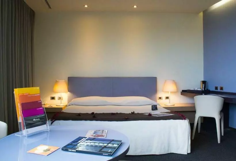 سوییت جونیور, Unahotels T Hotel Cagliari