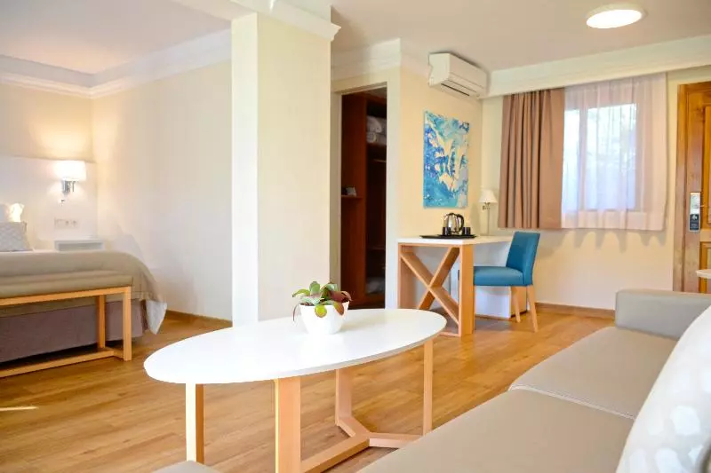 سوییت جونیور با چشم‌انداز استخر, Alua Suites Fuerteventura - All Inclusive