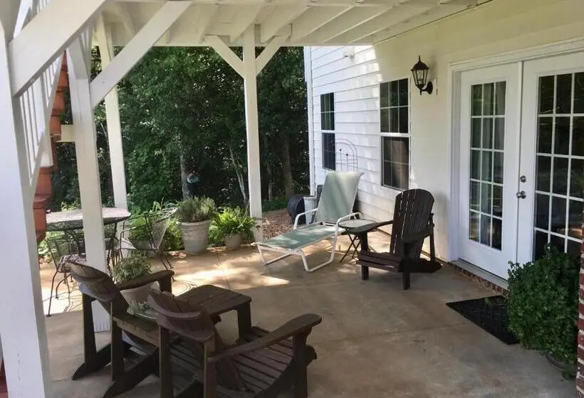 デラックススイート, A Mighty Oak B&b