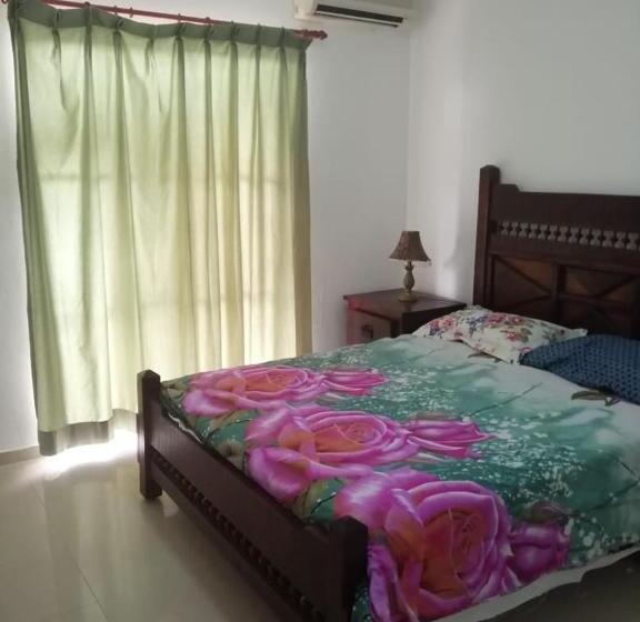 اتاق لوکس, Rolando Share Apart