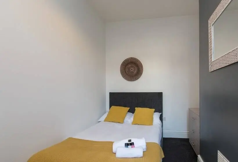 バス共有のスタンダードルーム, Townhouse @ 83 Edleston Road Crewe