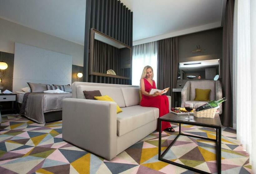 سوییت لوکس, Fame Residence Lara & Spa