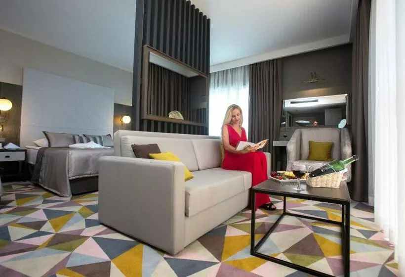 سوییت لوکس, Fame Residence Lara & Spa
