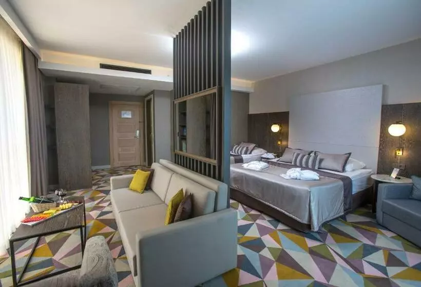 سوییت لوکس, Fame Residence Lara & Spa