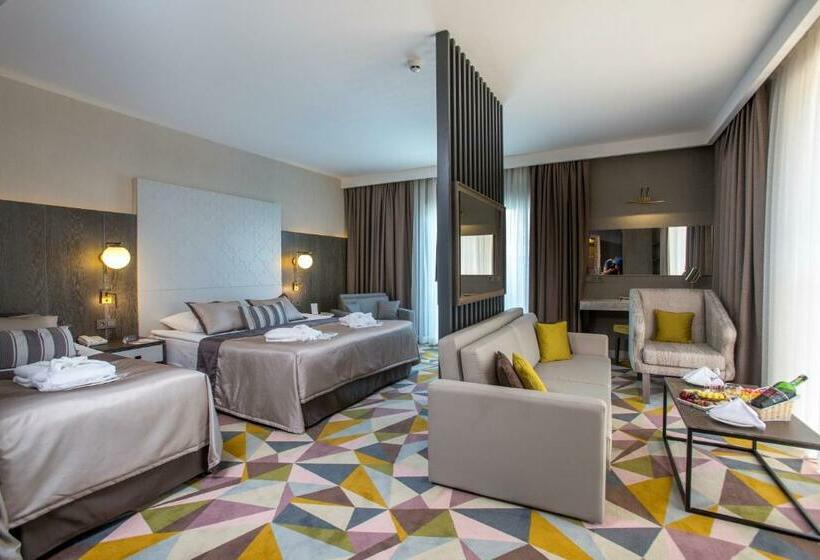 سوییت لوکس, Fame Residence Lara & Spa