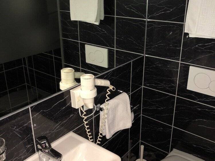 스탠다드 룸, Goldene Spinne