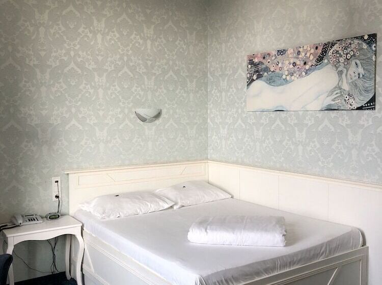 스탠다드 룸, Goldene Spinne