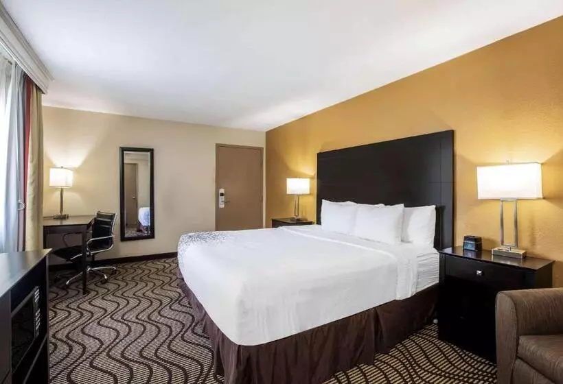 اتاق استاندارد با تخت بزرگ برای معلولان, La Quinta By Wyndham Carlsbad   Legoland Area