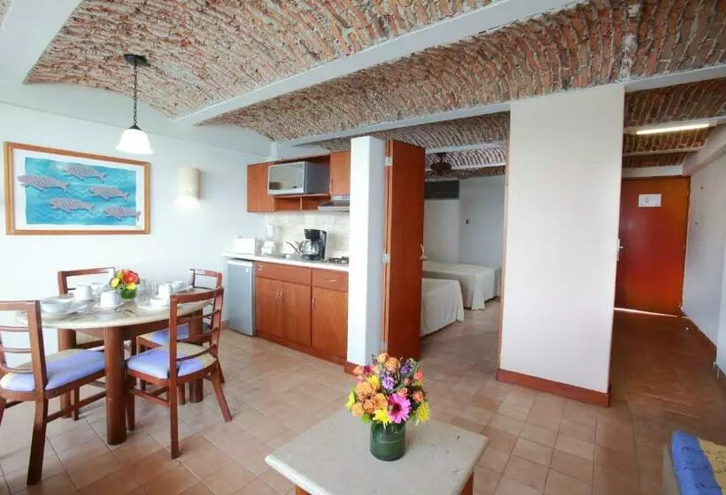 سوییت با چشم‌انداز دریا, Las Flores Beach Resort
