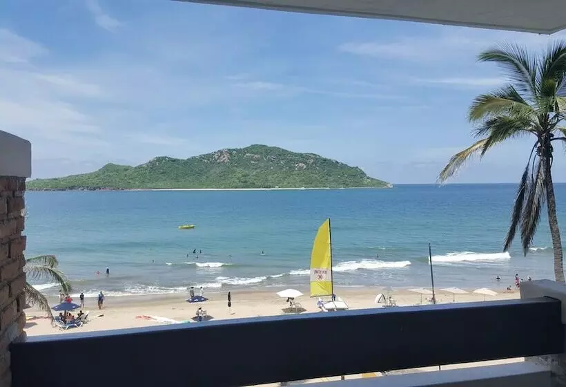 سوییت سوپریور با چشم‌انداز دریا, Las Flores Beach Resort