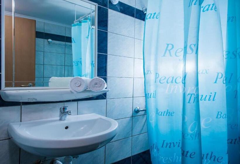 غرفة قياسية مطلّة علي حمام السباحة, Pela Maria