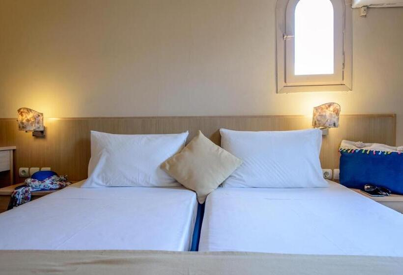 غرفة فردية  مطلة على حمام السباحة, Pela Maria