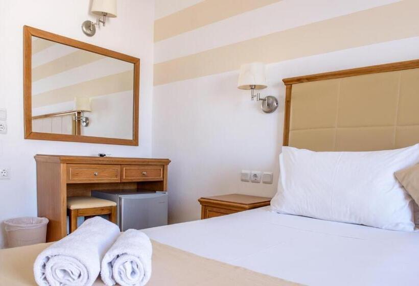 غرفة قياسية ثلاثية مطلة علي حمام السباحة, Pela Maria