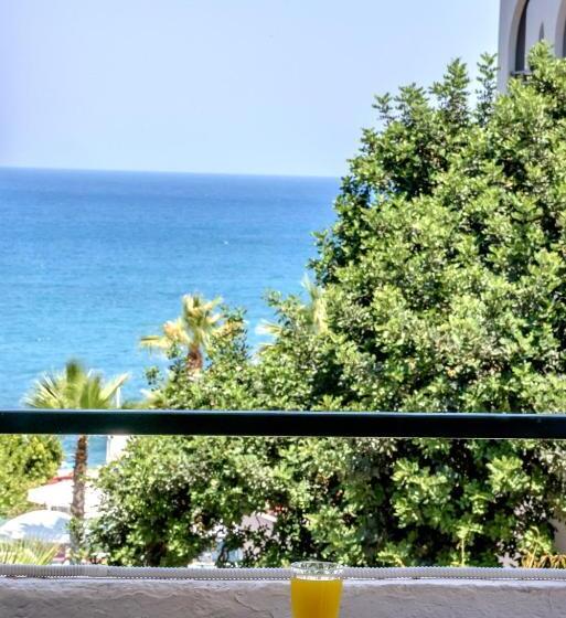 غرفة قياسية ثلاثية مطلة علي حمام السباحة, Pela Maria