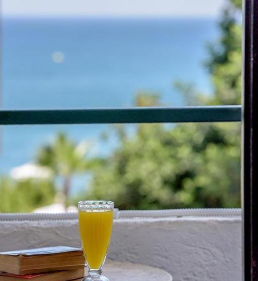 غرفة قياسية ثلاثية مطلة علي حمام السباحة, Pela Maria