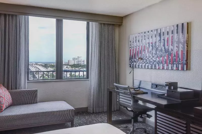 キングサイズベッドのスタンダードルーム, Renaissance Fort Lauderdale Cruise Port
