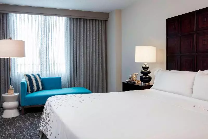 キングサイズベッドのスタンダードルーム, Renaissance Fort Lauderdale Cruise Port