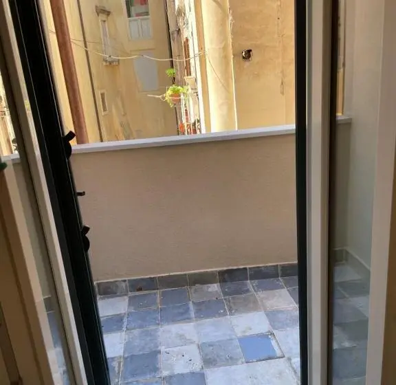اتاق استاندارد چهارنفره با بالکن, Palazzo Campisi Rooms