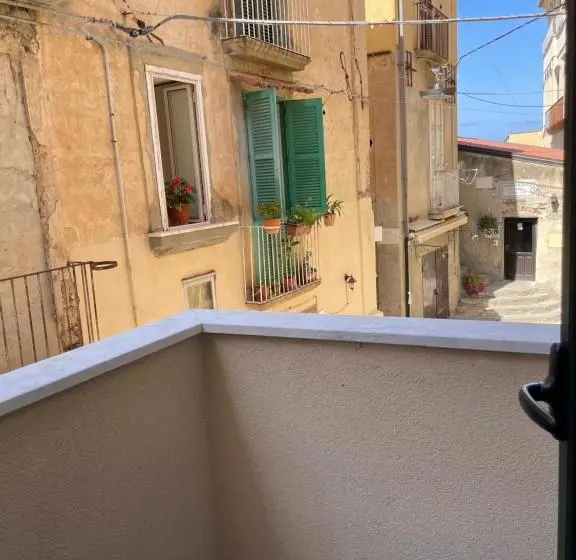 اتاق استاندارد چهارنفره با بالکن, Palazzo Campisi Rooms