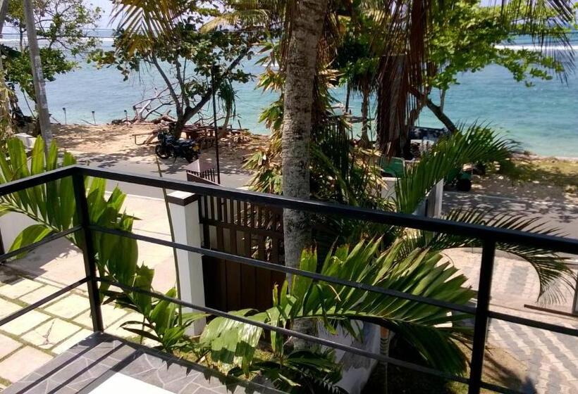 غرفة قياسية مطلّة علي البحر مزوَّدة بشُرفة, Polhena Coral Reef Resort