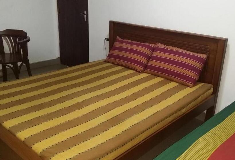 غرفة عائلية ذات إطلالة جانبية على البحر, Polhena Coral Reef Resort