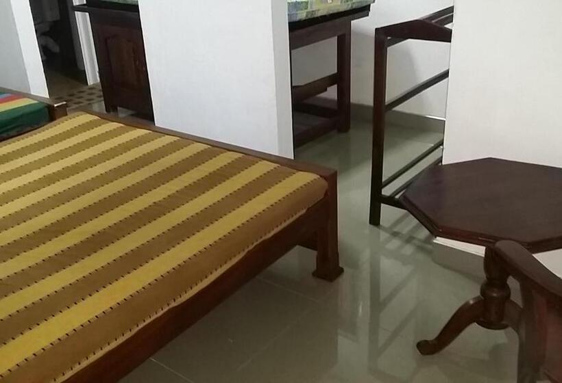 غرفة عائلية ذات إطلالة جانبية على البحر, Polhena Coral Reef Resort