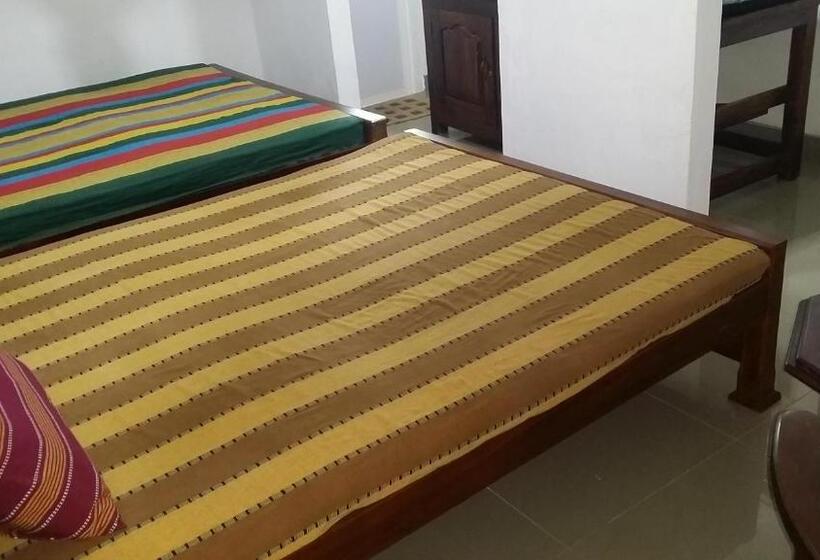 غرفة عائلية ذات إطلالة جانبية على البحر, Polhena Coral Reef Resort