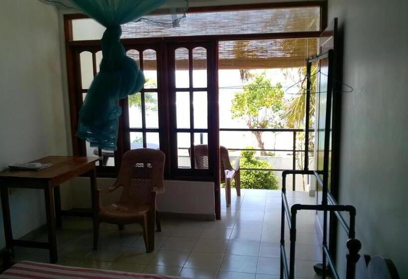 غرفة عائلية مطلّة علي البحر, Polhena Coral Reef Resort