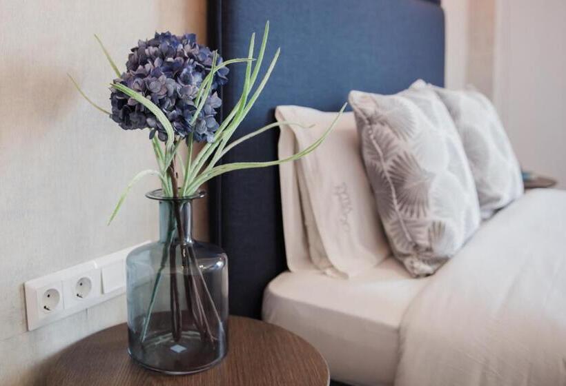 Escritório Estándar, Kassandra Studios