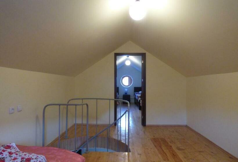 اتاق چهار تخته با دستشویی مشترک, Anano Guest House