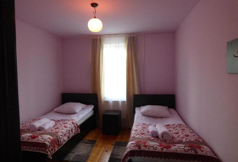 اتاق استاندارد با سرویس بهداشتی مشترک, Anano Guest House