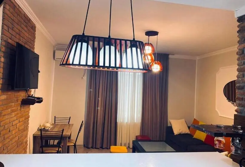 استودیوی استاندارد, Neli & Zaal Guest House