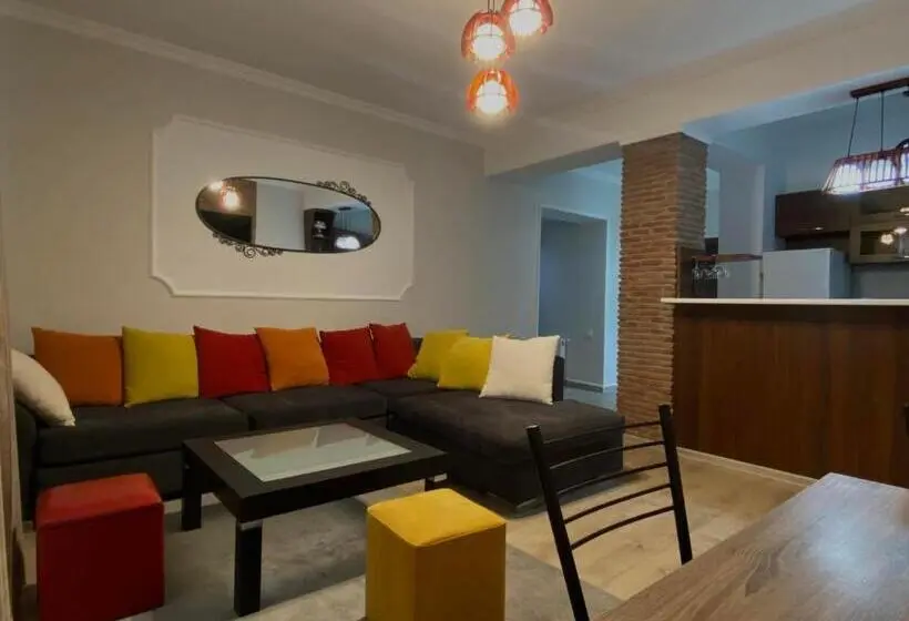 استودیوی استاندارد, Neli & Zaal Guest House