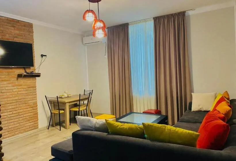 استودیوی استاندارد, Neli & Zaal Guest House
