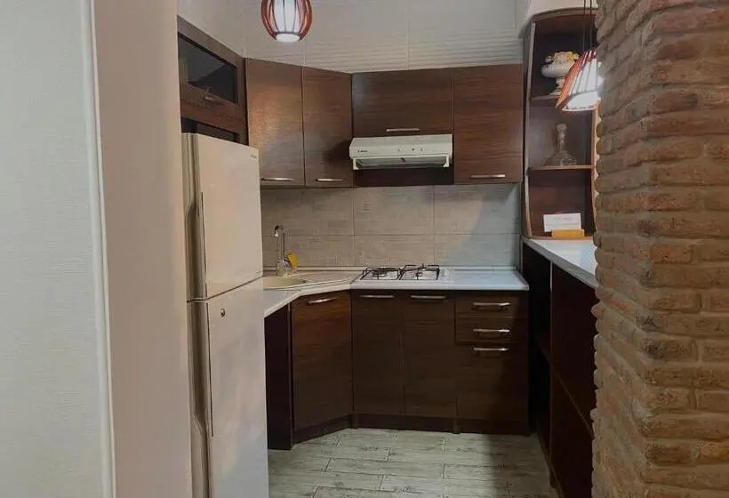 استودیوی استاندارد, Neli & Zaal Guest House