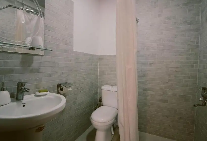 استودیوی استاندارد, Neli & Zaal Guest House