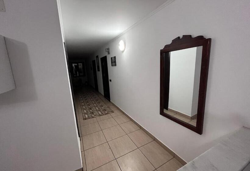 סטודיו משפחתי, Vila Khalo