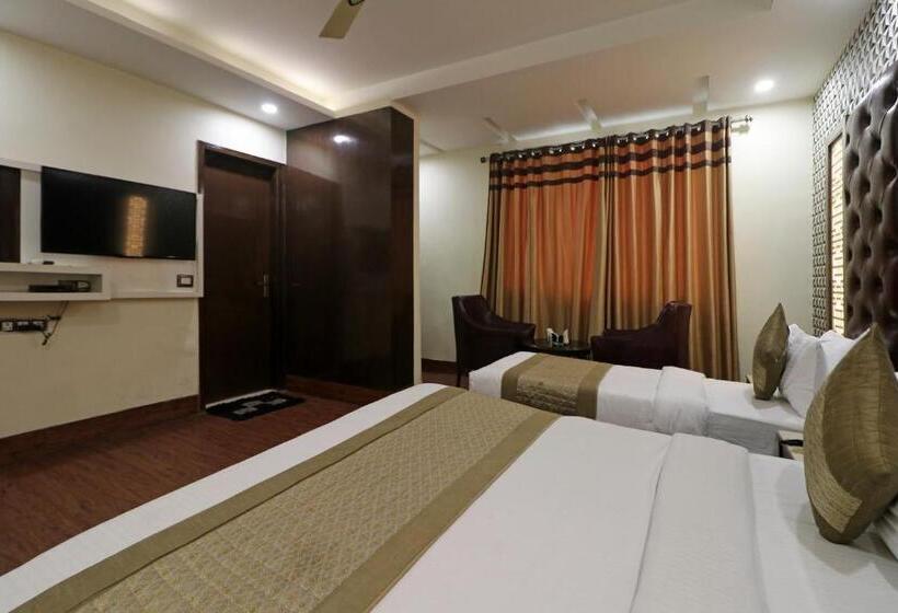 디럭스 트리플 룸, Mannat International By Mannat